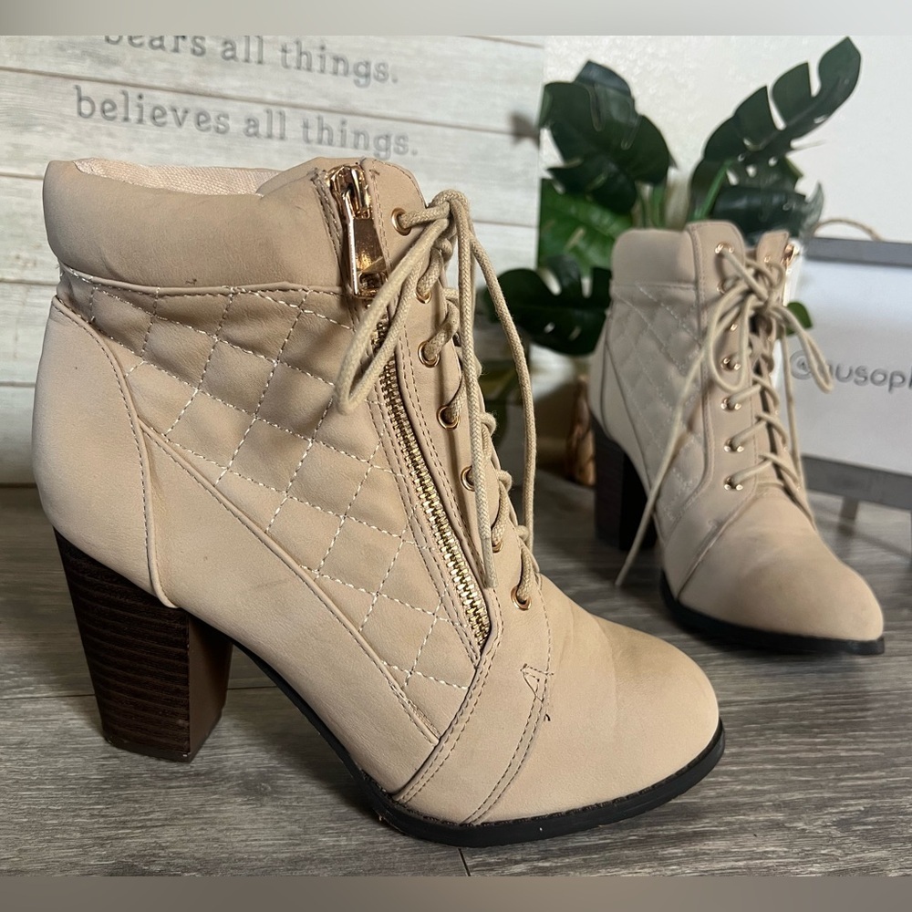 Lucita Cream Quilted Lace Up Chunky Heeled Ankle Boots. Size 8